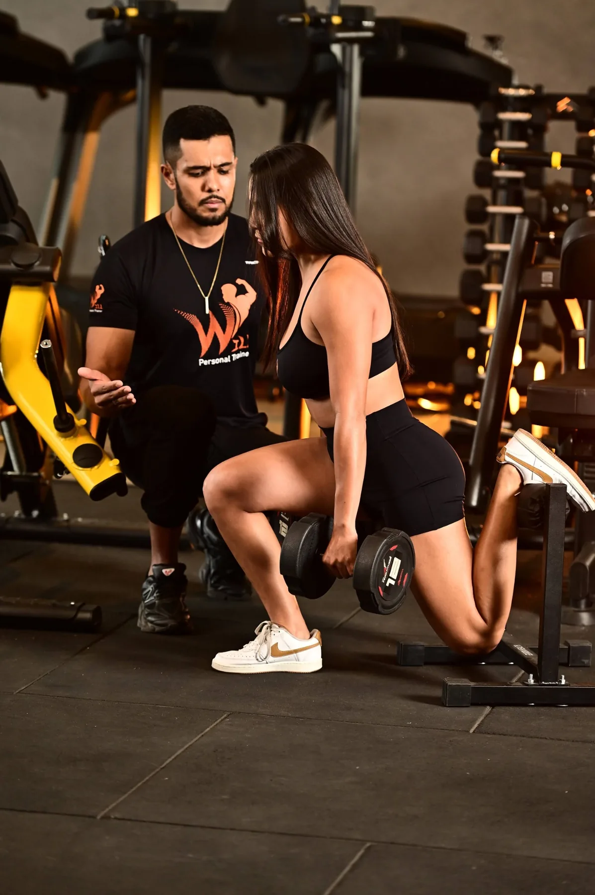 Will Goes orientando uma aluna em exercício